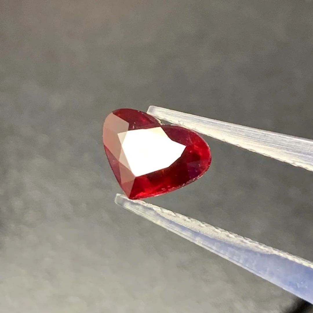 1.57克拉无烧莫桑比克鸽血红宝石裸石吉尔德证书6.47*8.99*3.2