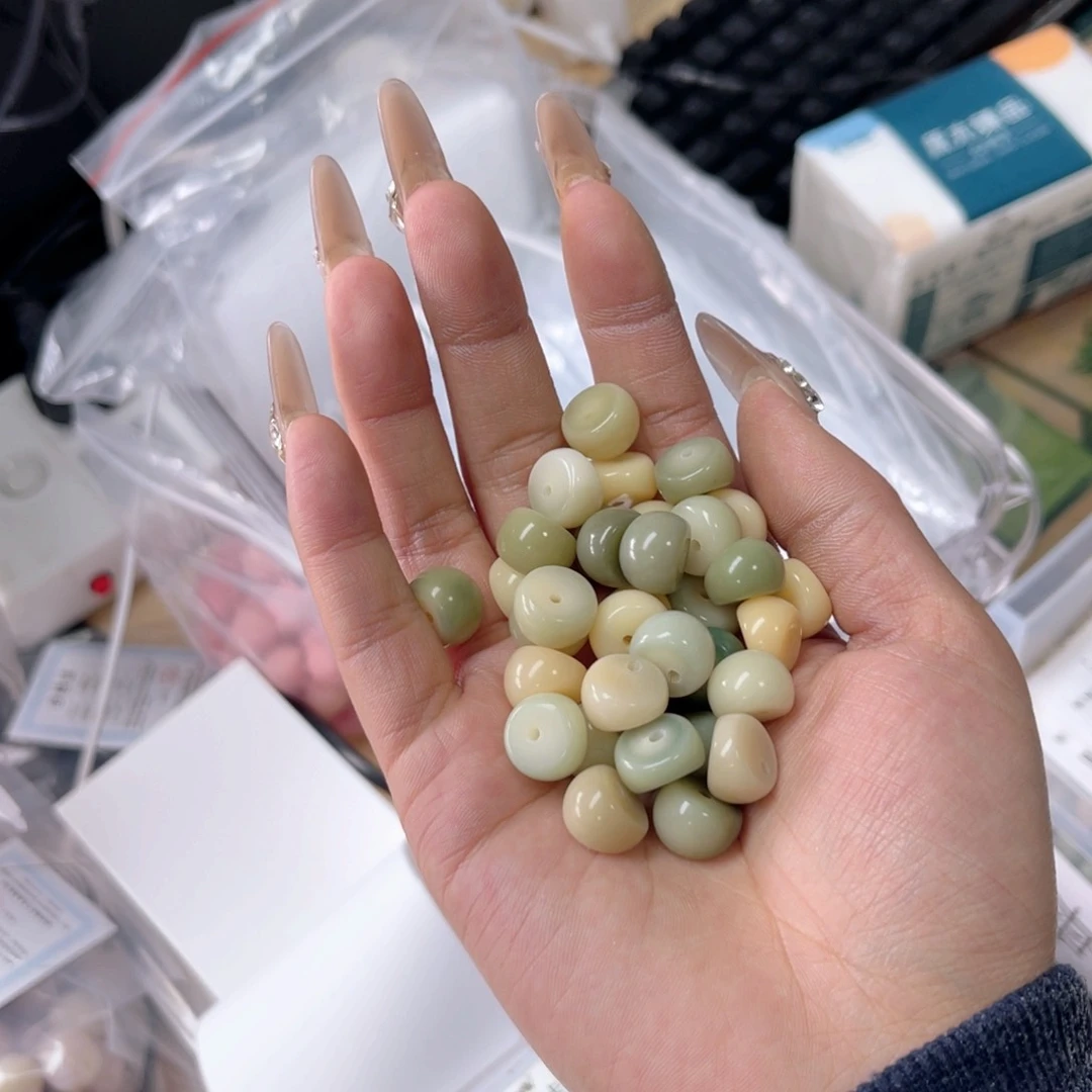 白玉菩提吊坠z13mm50颗。微瑕牛油果