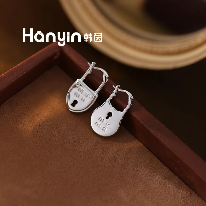 铜合金耳饰 高定AB不对称锁字母M耳环AAA