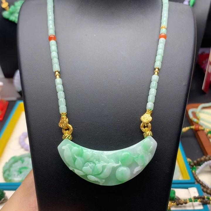 翡翠未镶嵌颈饰翡翠弯弯