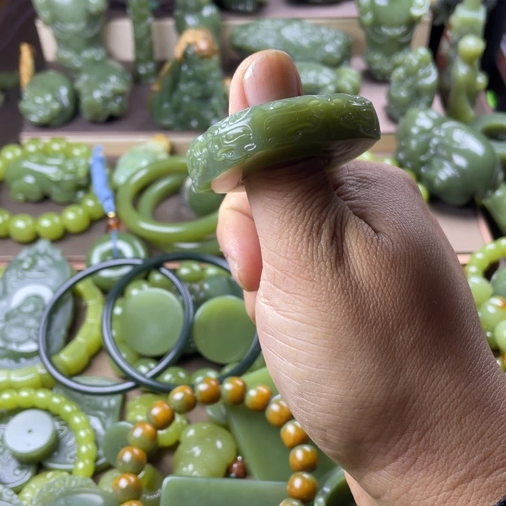 岫岩老玉（透闪石质玉）未镶嵌颈饰