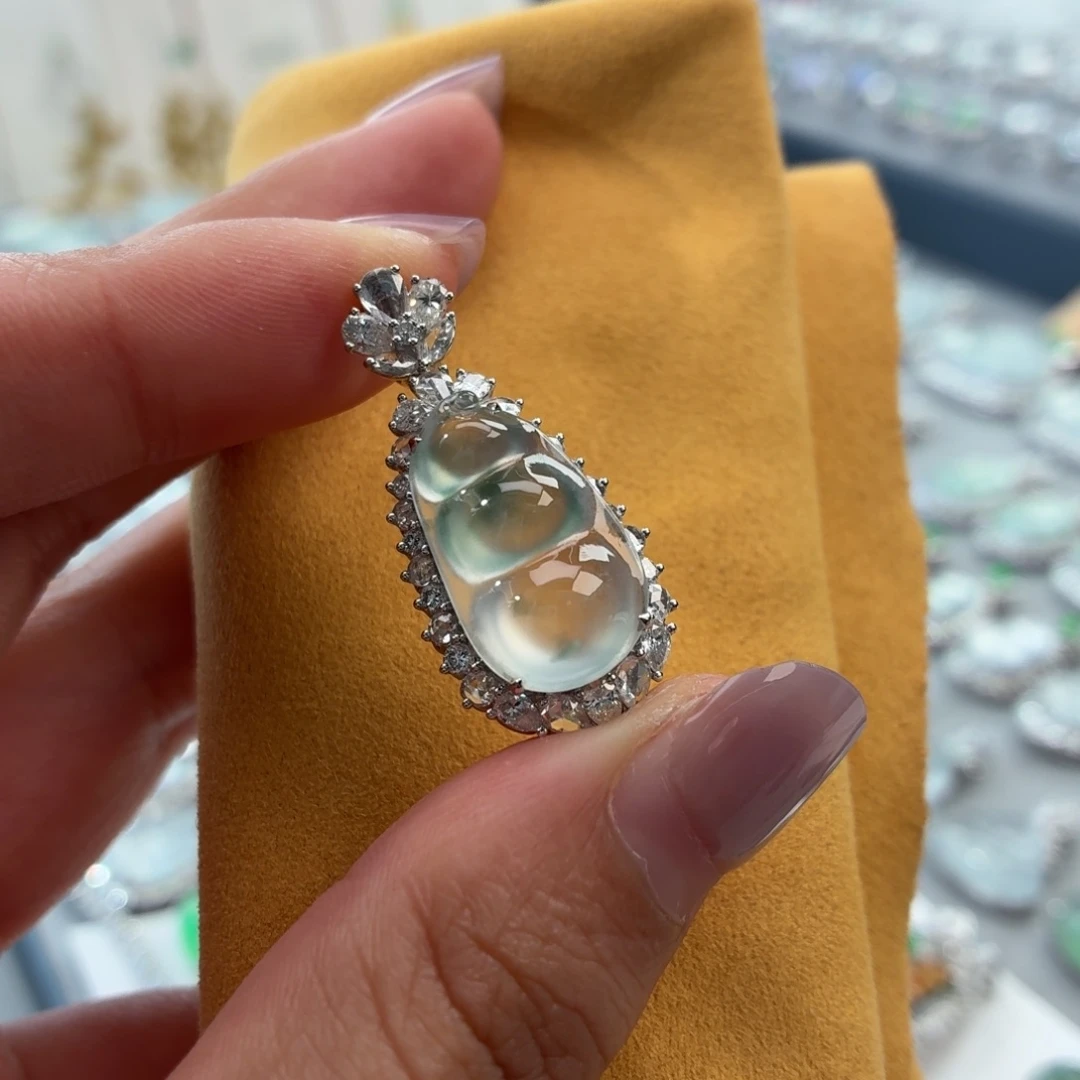 翡翠18K金镶嵌颈饰豆子