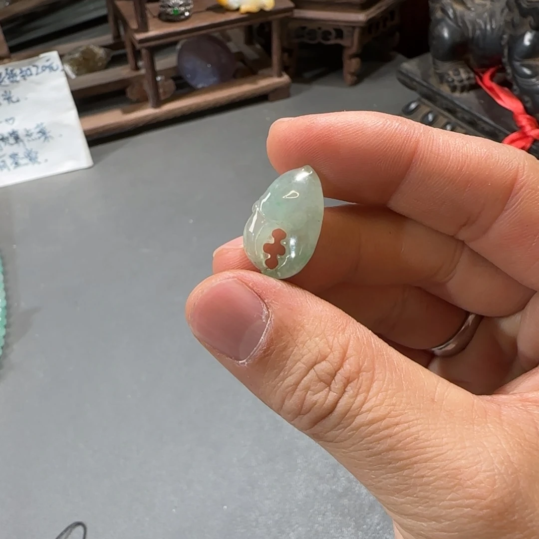 翡翠裸石是**呀蟹嵌挂件