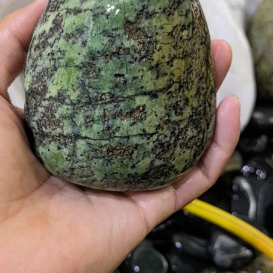 用***9有机玻璃藏玉药王石原石手把件一个