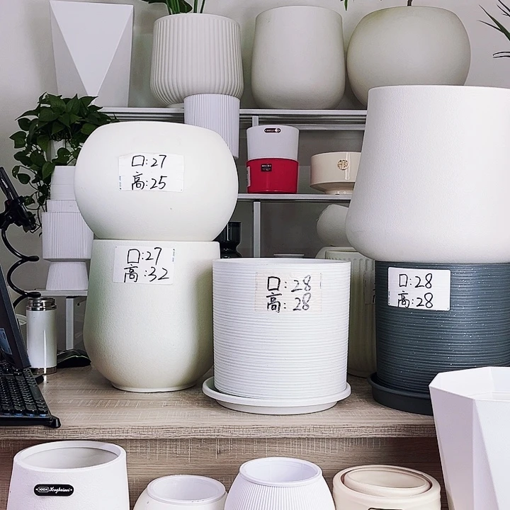 树脂帅****糟白，笔筒28，两个