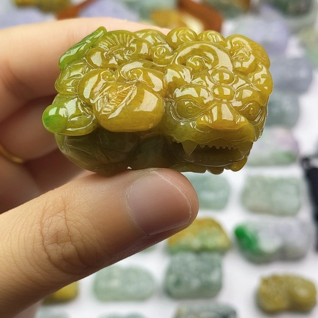 翡翠未镶嵌颈饰貔貅