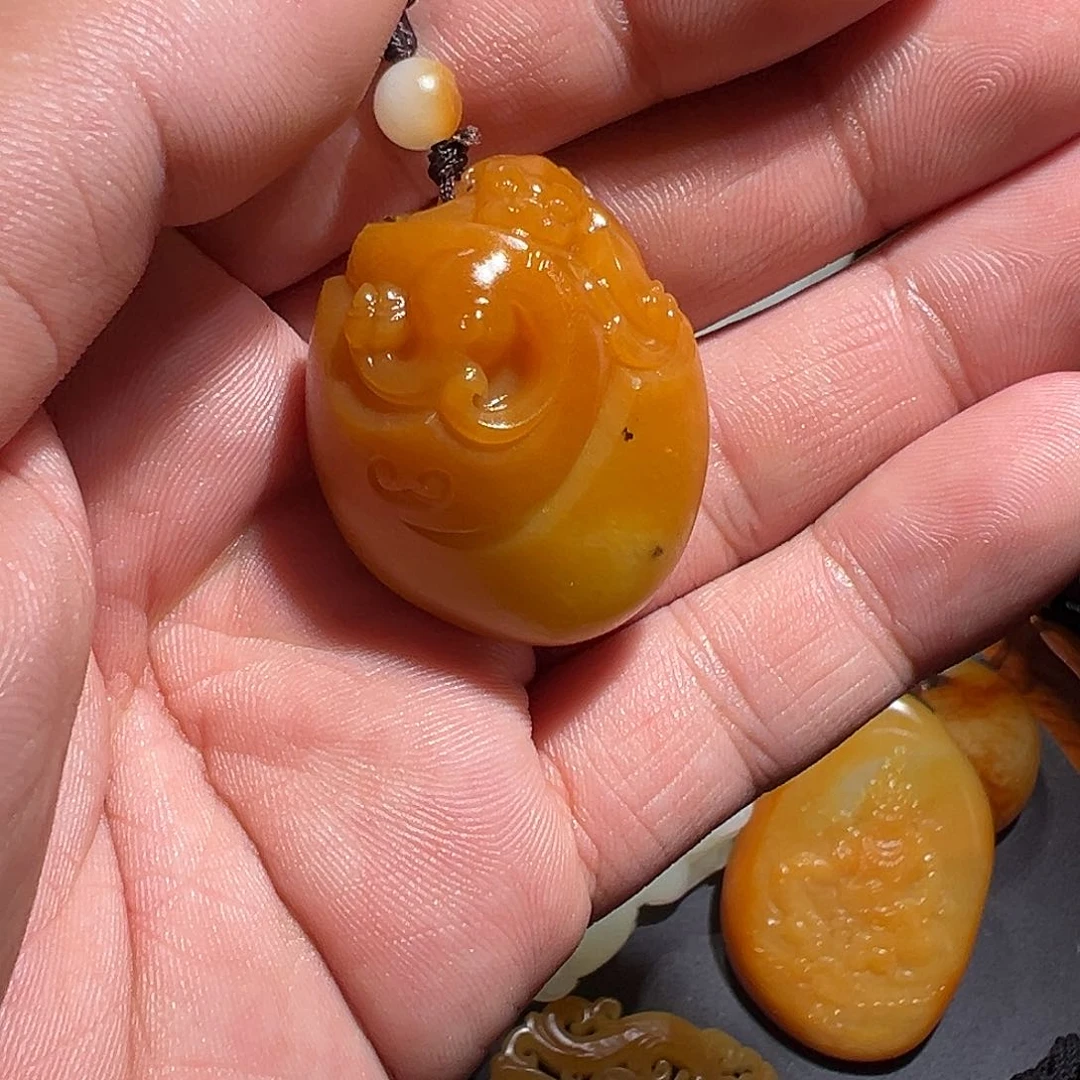 和田玉未镶嵌颈饰张*…