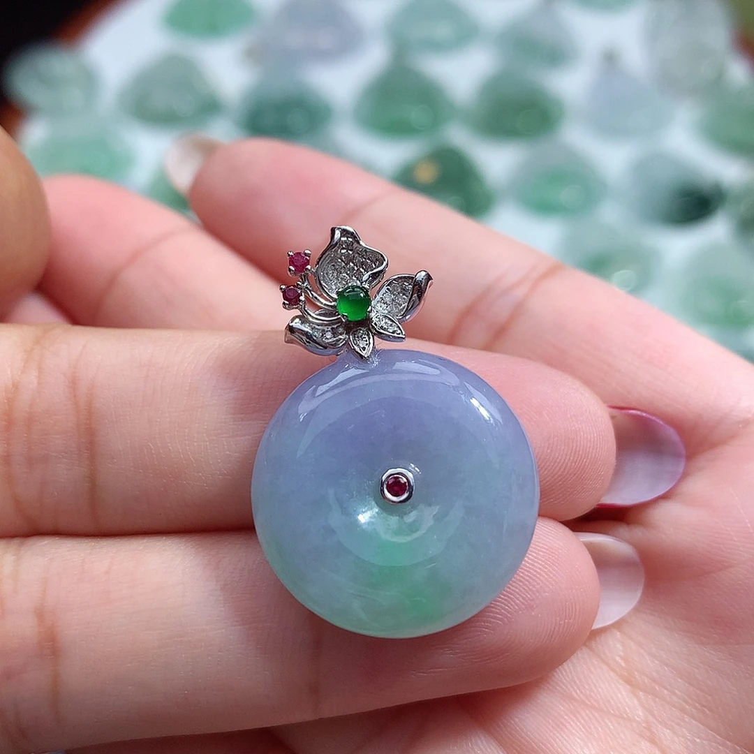 翡翠未镶嵌颈饰平安