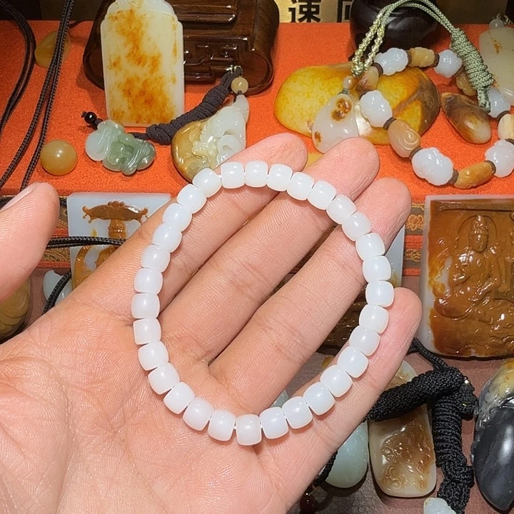 东***东和田玉未镶嵌颈饰