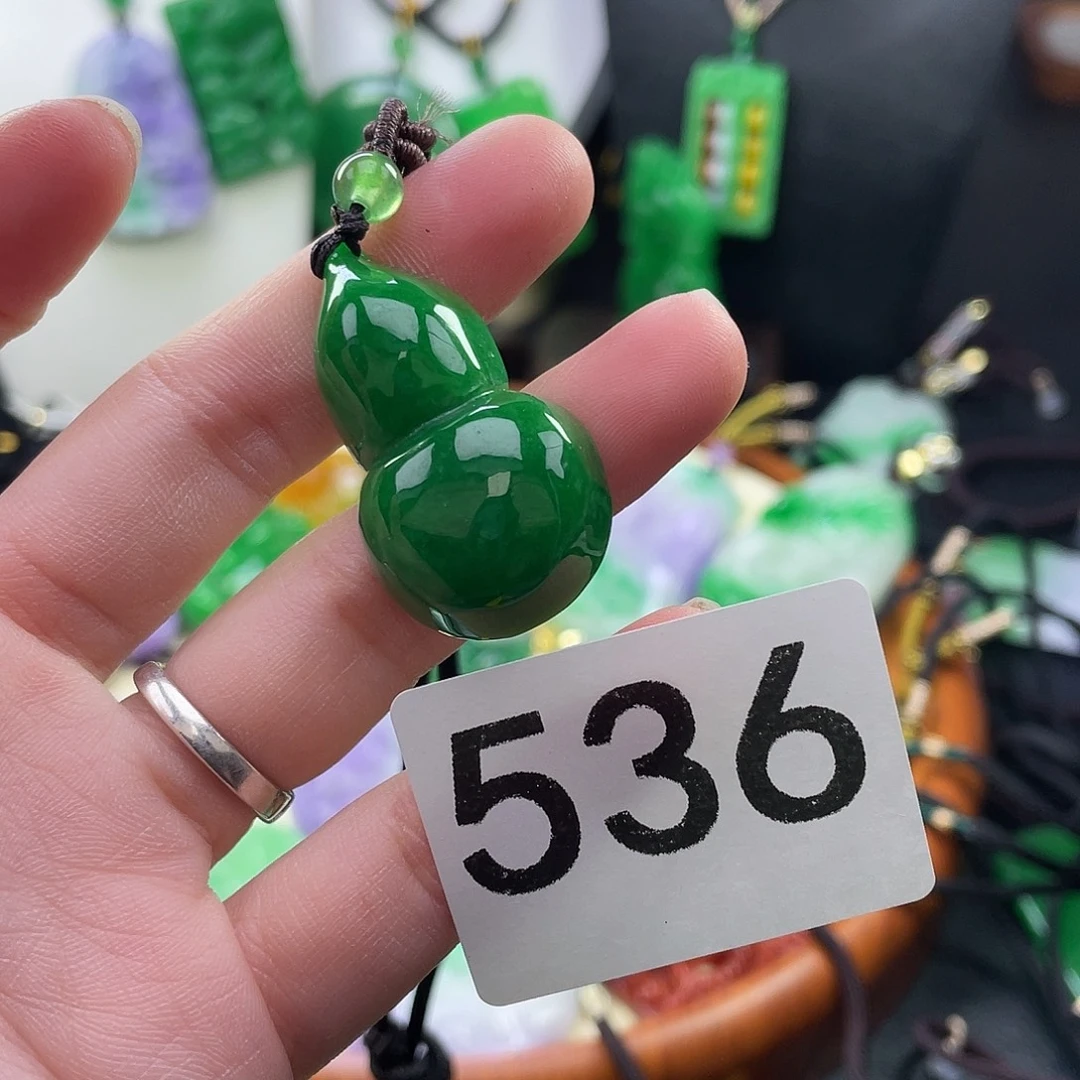 翡翠未镶嵌吊坠(赠链)