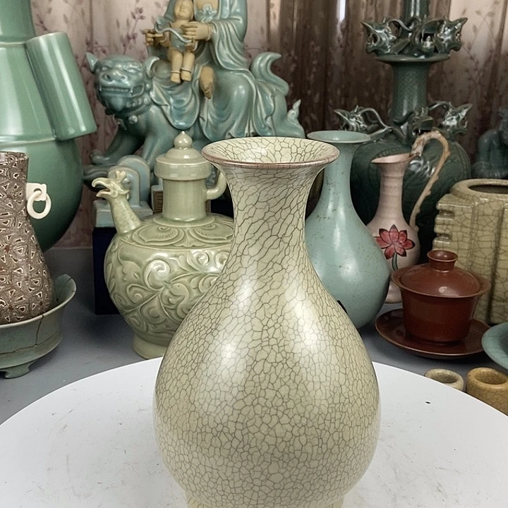 哥窑玉壶春一件。