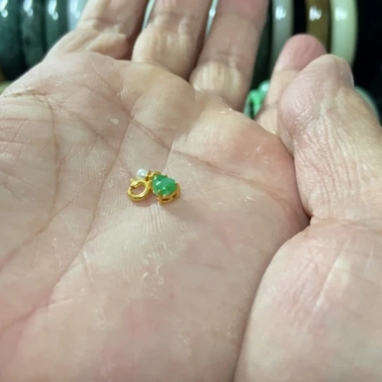 杨***杨翡翠银S925镶嵌颈饰好看