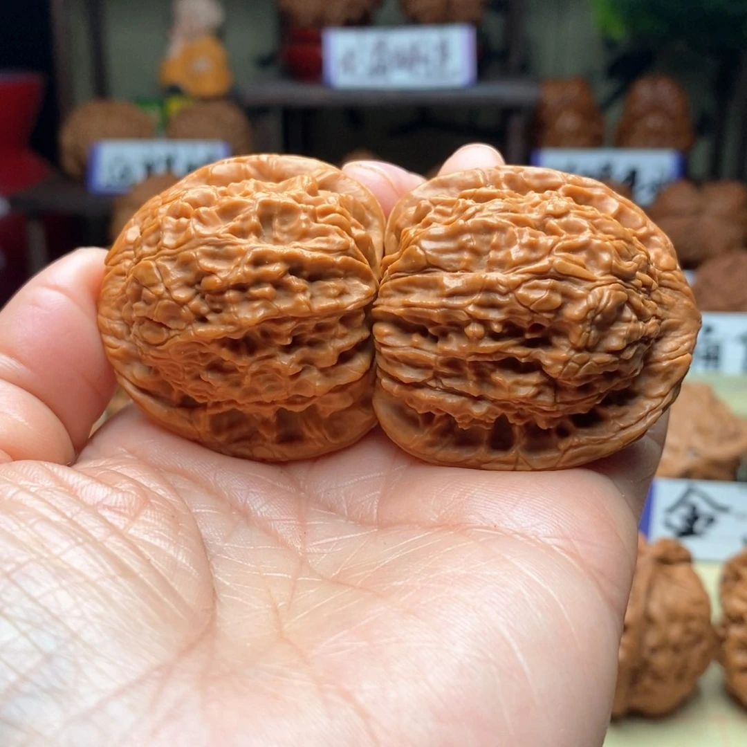 文玩核桃把件一**人红狮子