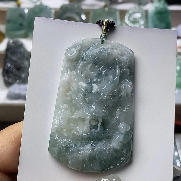 翡翠未镶嵌颈饰飘花白龙