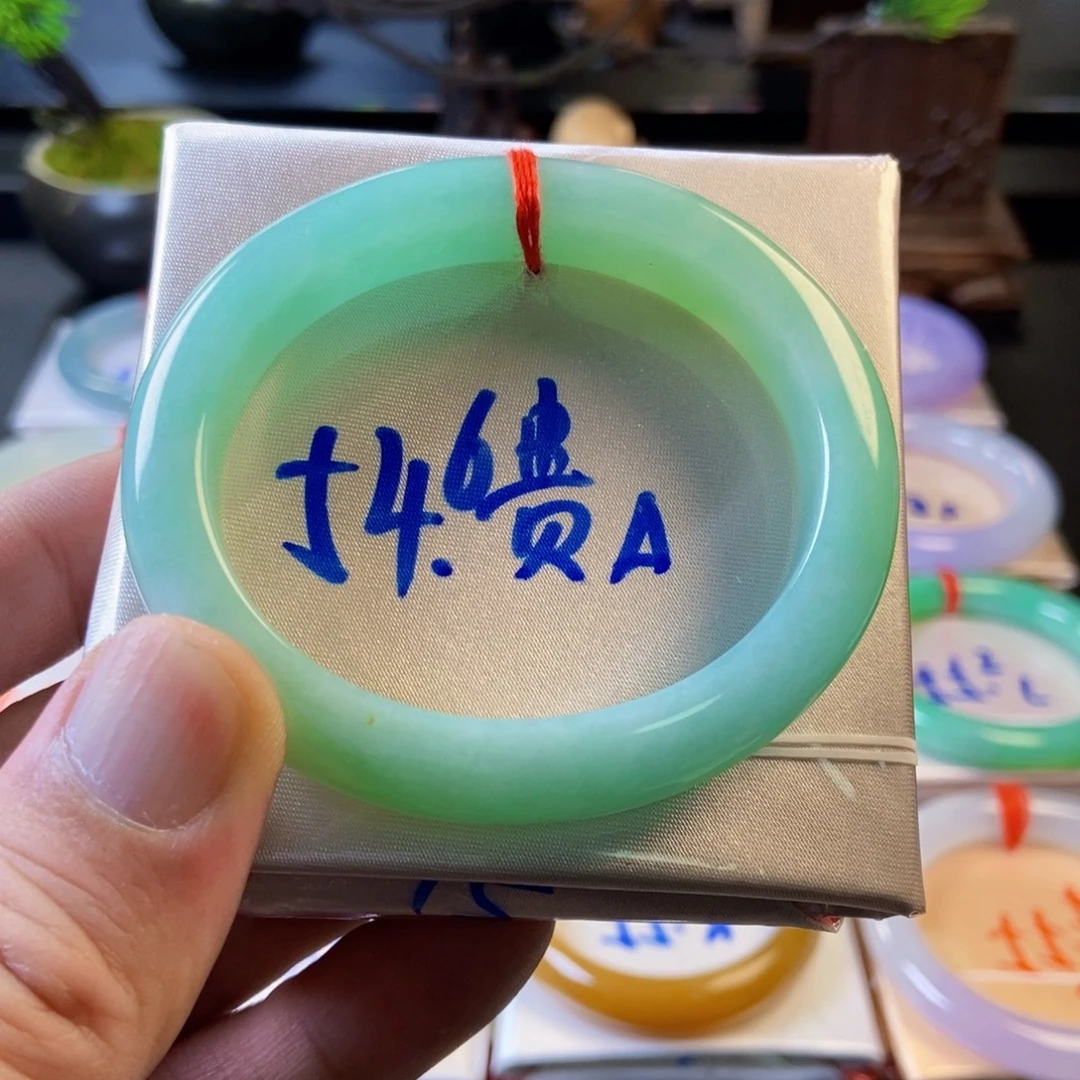 翡翠未镶嵌手镯42、绿贵妃