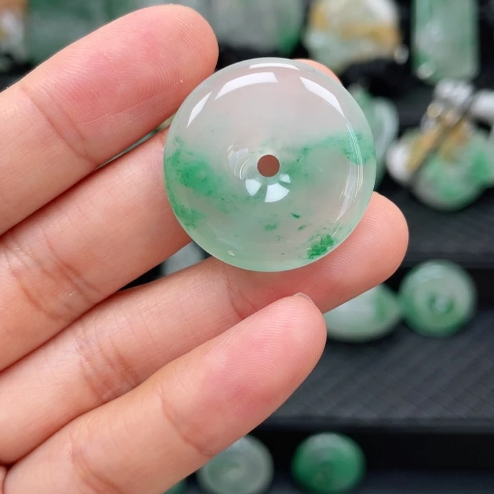 颈饰未镶嵌石英质玉