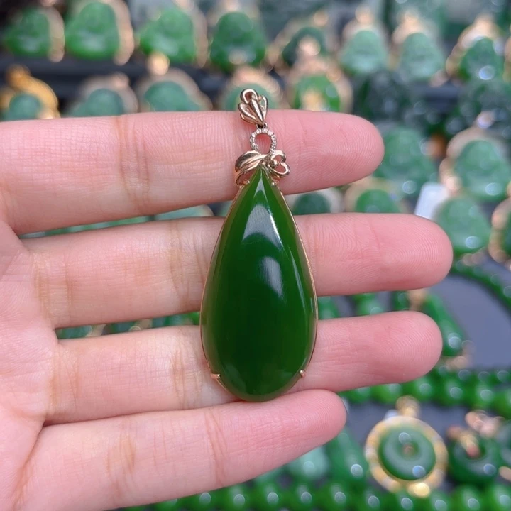 颈饰18K金镶嵌和田玉（碧玉）