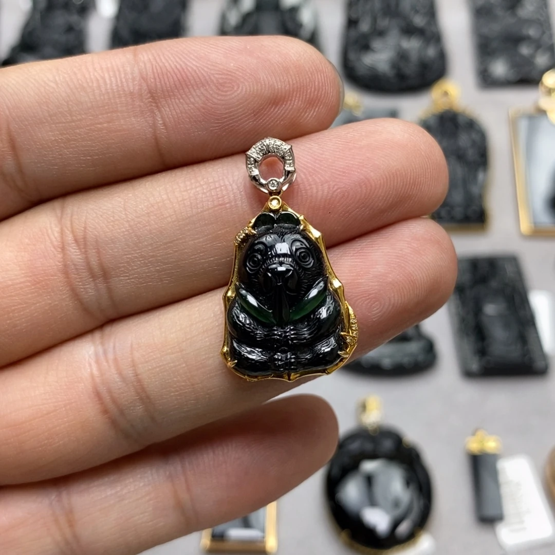 翡翠18K金镶嵌颈饰熊猫