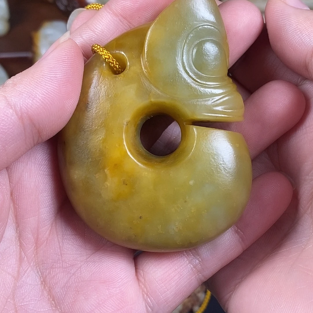 向***。和田玉未镶嵌挂件