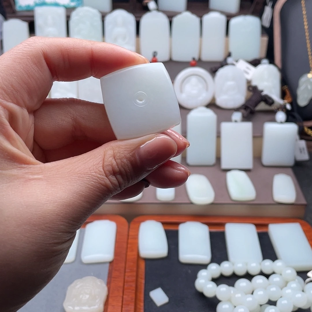 和田玉未镶嵌颈饰