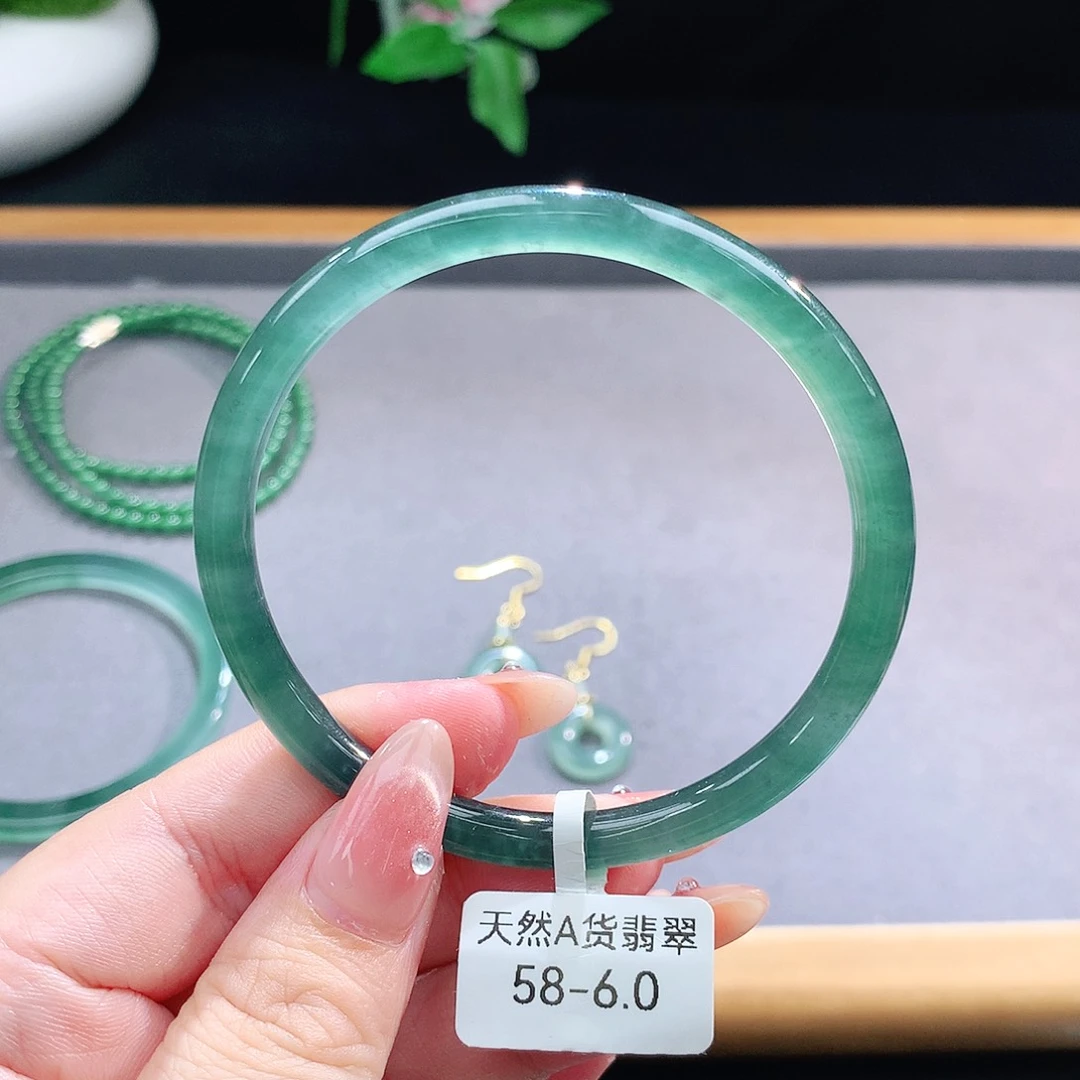 未镶嵌手镯（圆镯）翡翠