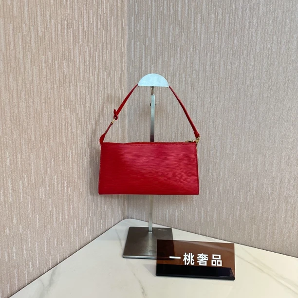 95新 LV 一桃/lv/红色 水波纹单肩包