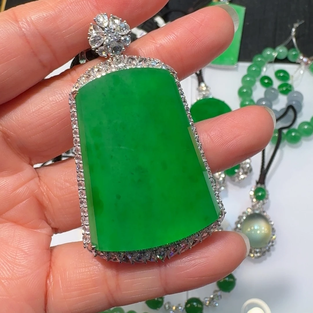雨***叔翡翠18K金镶嵌颈饰