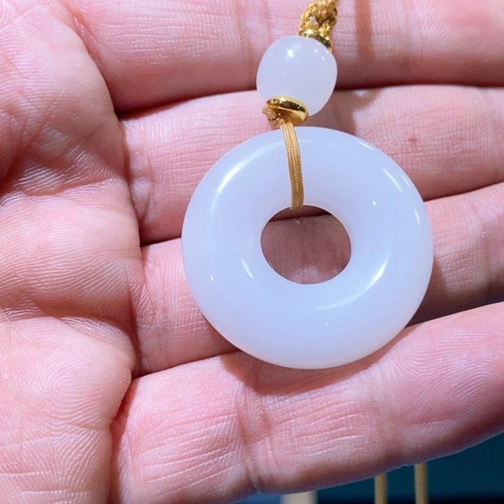 石英质玉（金丝玉）颈饰未镶嵌