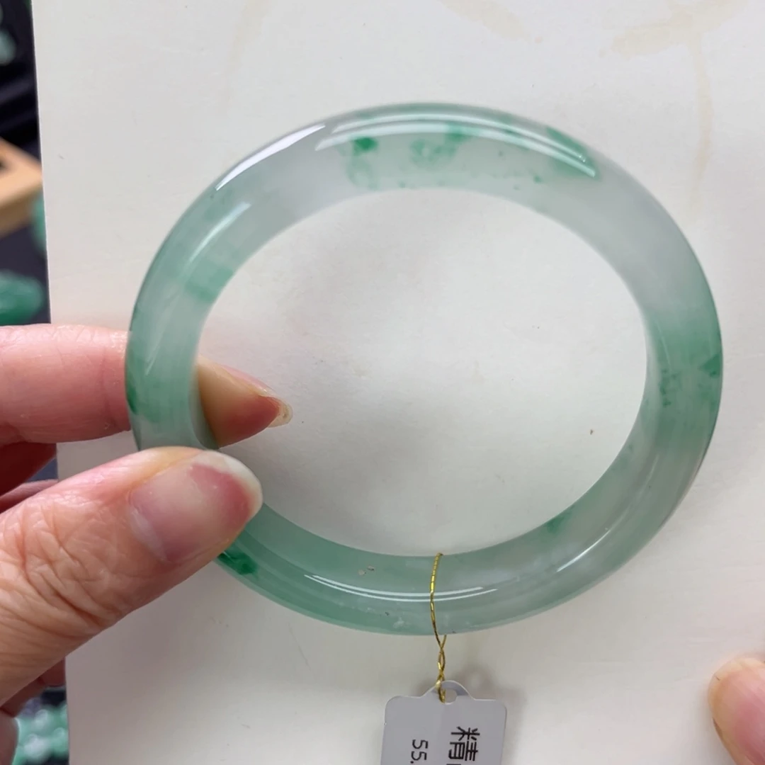 梦***幻石英质玉手镯未镶嵌