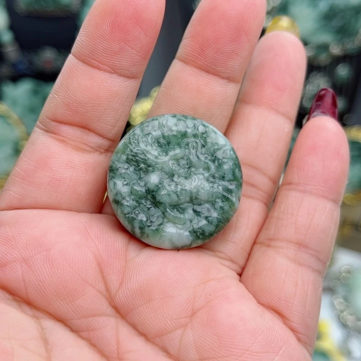 透闪石-蛇纹石玉未镶嵌颈饰