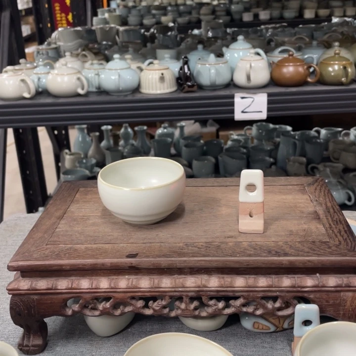 摆件月白釉手拉玄纹罗汉杯