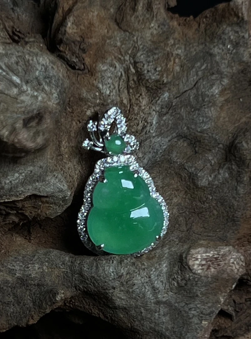 A货翡翠金镶冰种满绿葫芦大气饱满气质出众