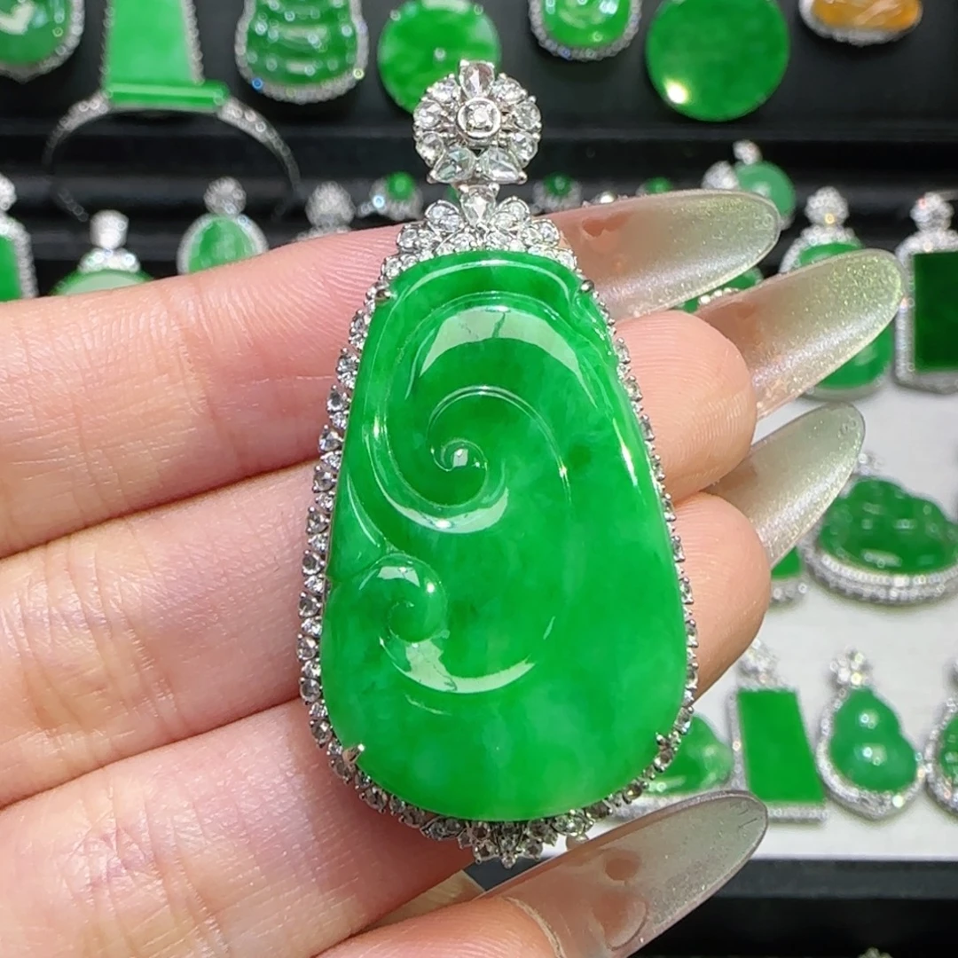 翡翠18K金镶嵌颈饰