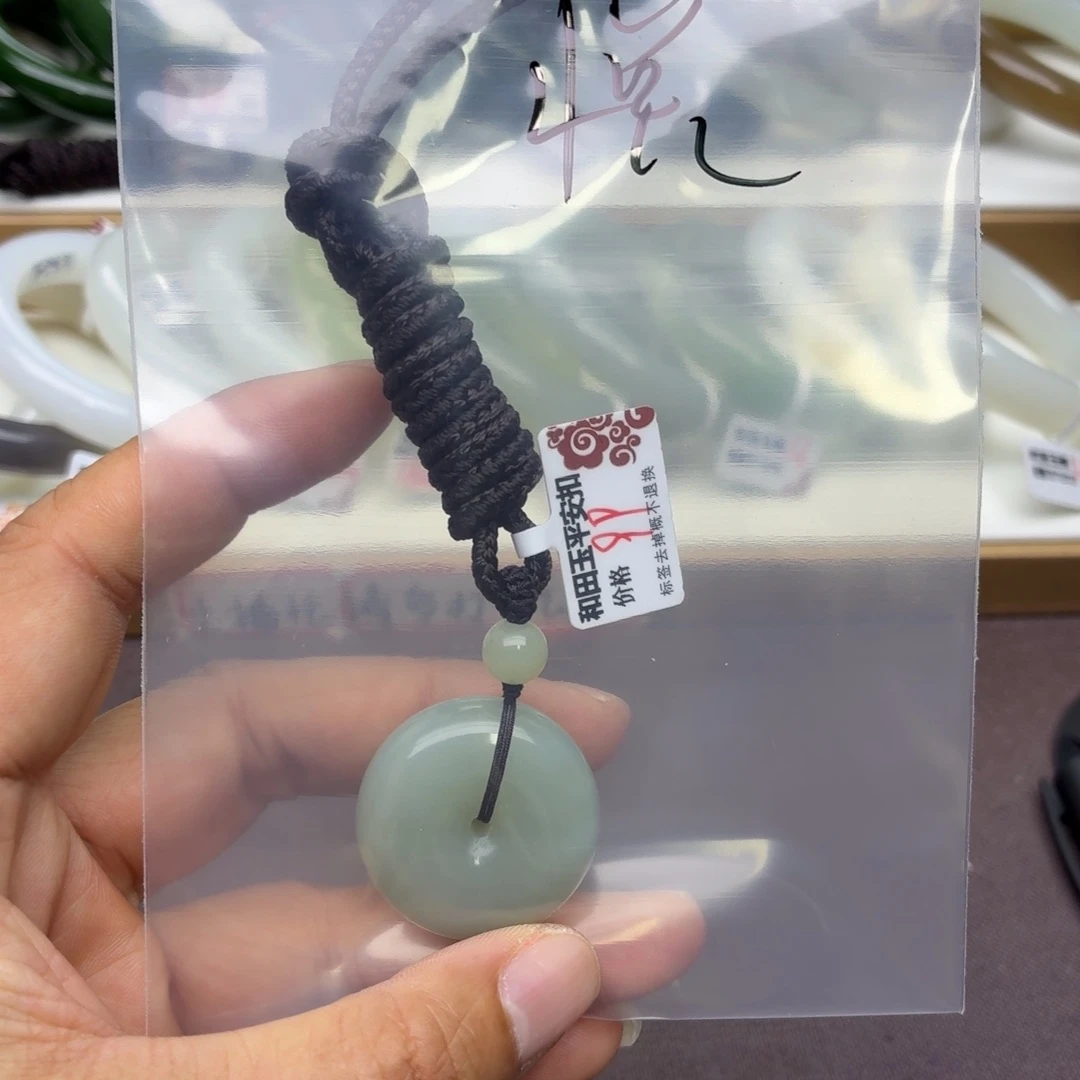 悦***和田玉未镶嵌颈饰