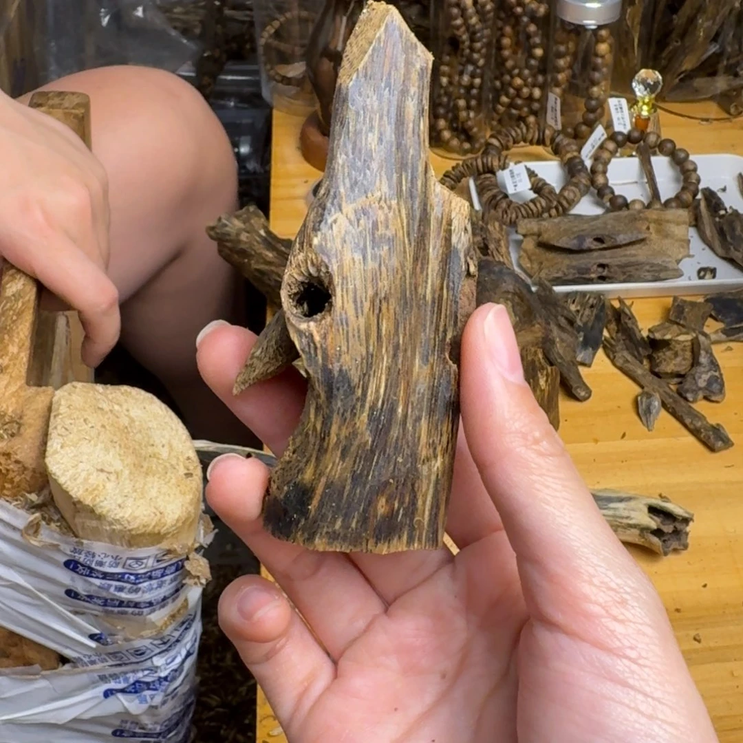 沉香沉香碎屑阿浩推荐蓝宝石品种块料19克