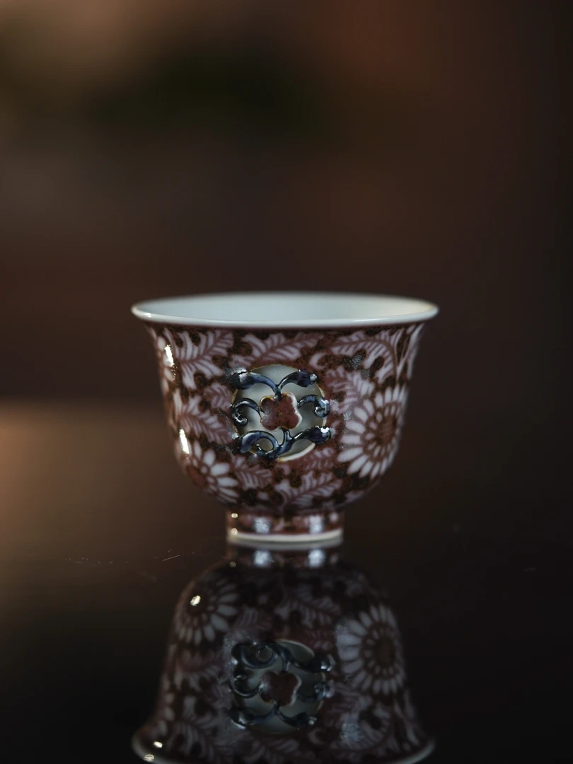 《畅怀堂》青花釉里红锦地纹缠枝菊捏花花神杯