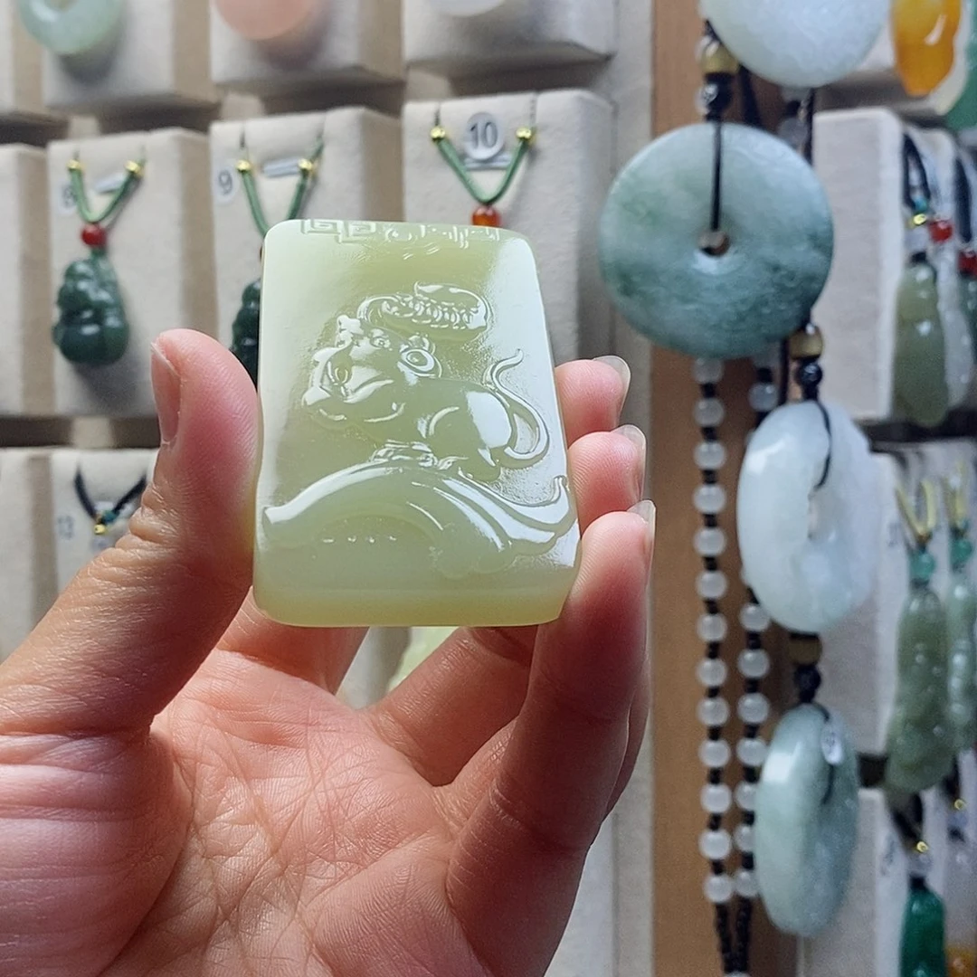 石英质玉未镶嵌颈饰