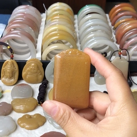 石英质玉未镶嵌颈饰