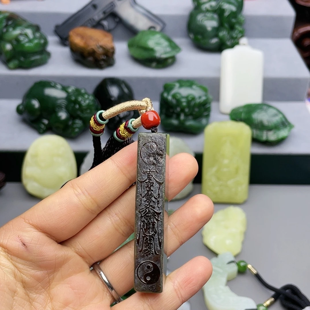 边***感和田玉未镶嵌颈饰