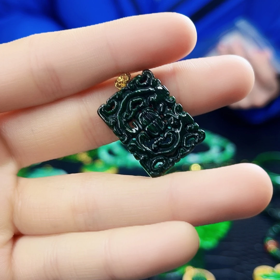 颈饰18K金镶嵌翡翠多样性