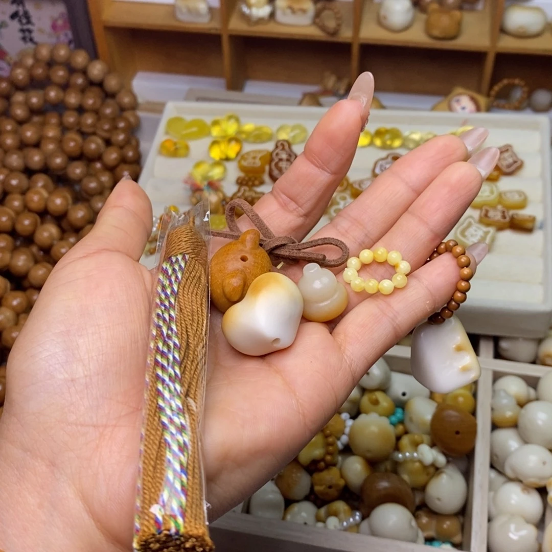 吊坠猴头核桃金黄流苏和小蜜卡环和炭烤爱心和葫芦滴流和小熊米米