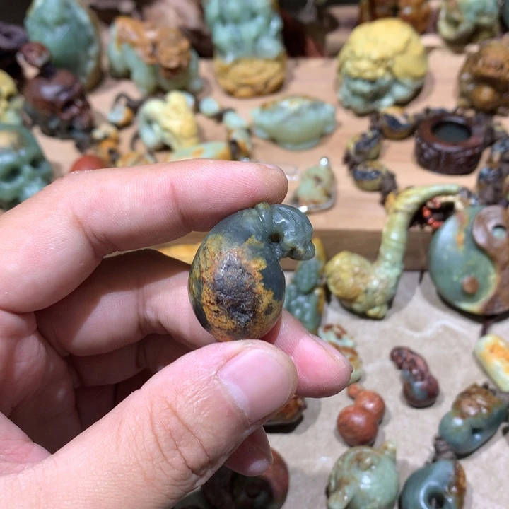 未镶嵌岫岩河磨玉（透闪石质玉）挂件