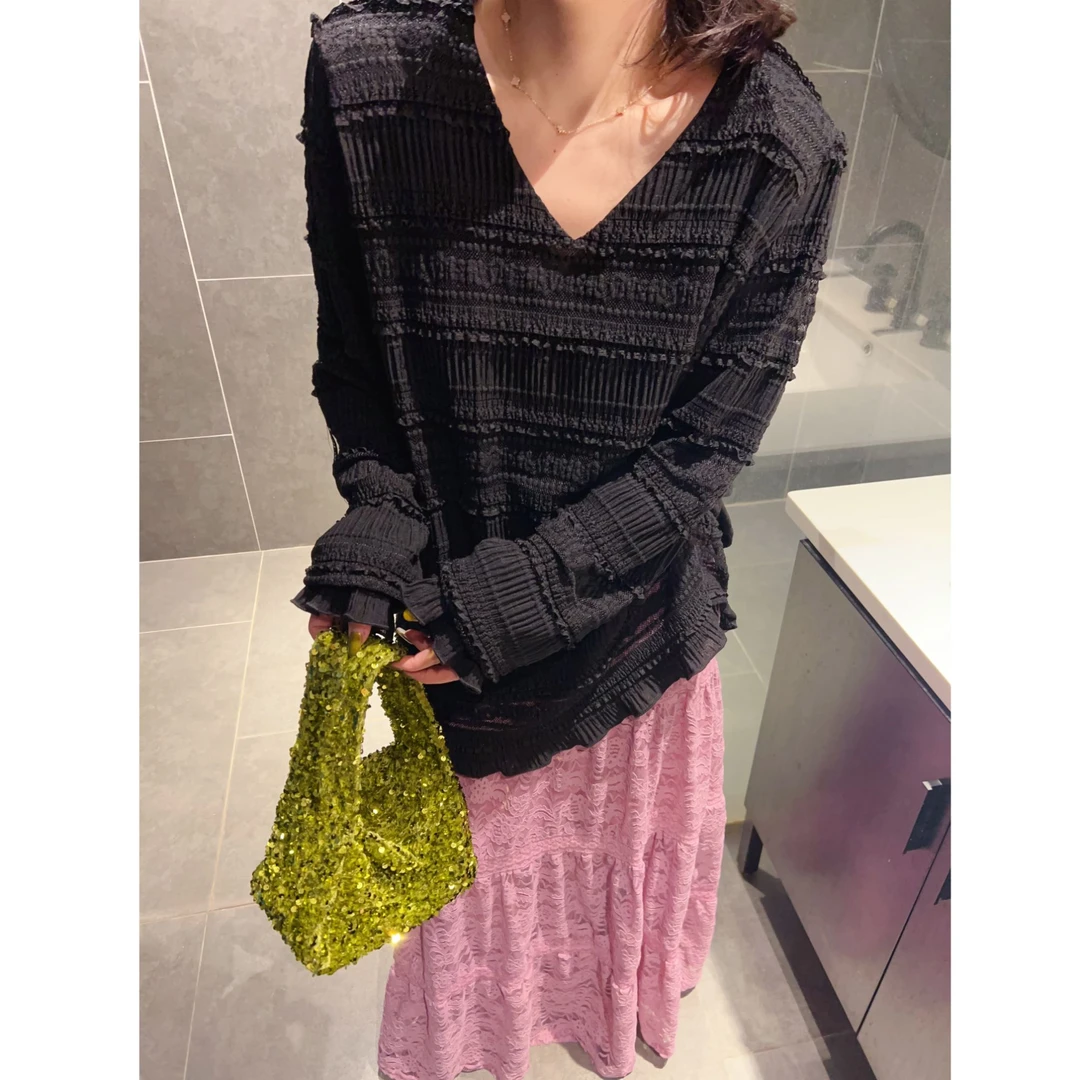 十三行网纱拼接蕾丝打底衫女春季新款V领拼接镂空喇叭袖洋气上衣