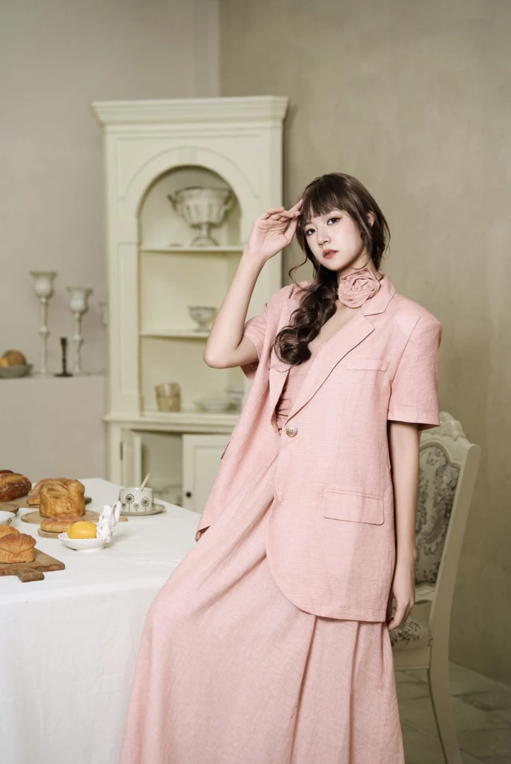 2024夏季新款法式小众宽松设计感粉色外套+连衣裙