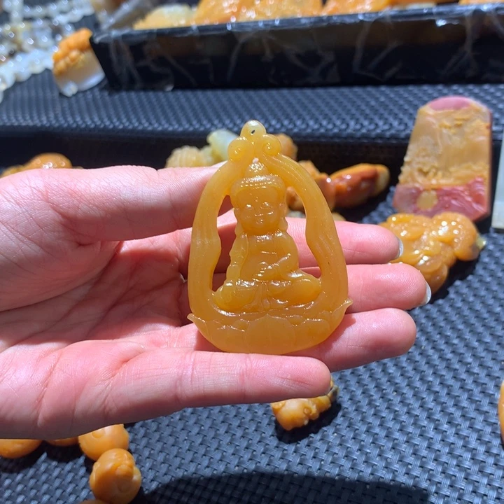 未镶嵌石英质玉（黄龙玉）颈饰