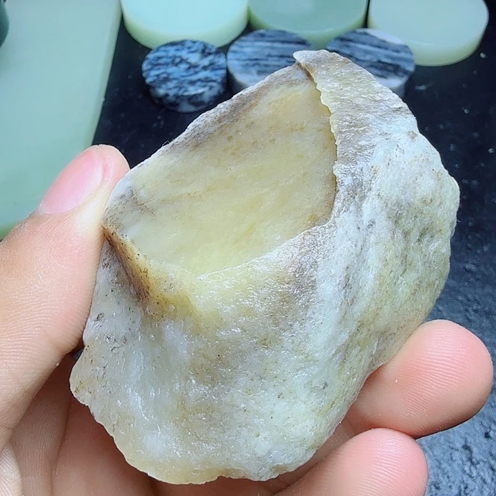 和田玉（糖玉）未镶嵌珠宝奇石