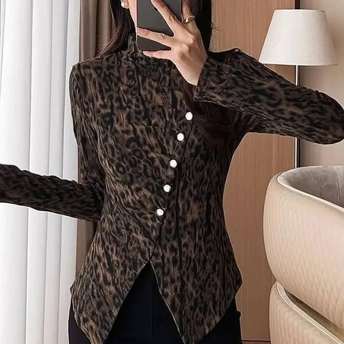 2025【时髦贵气】冬季新款设计感豹纹斜排扣开叉显瘦时尚半高领上衣
