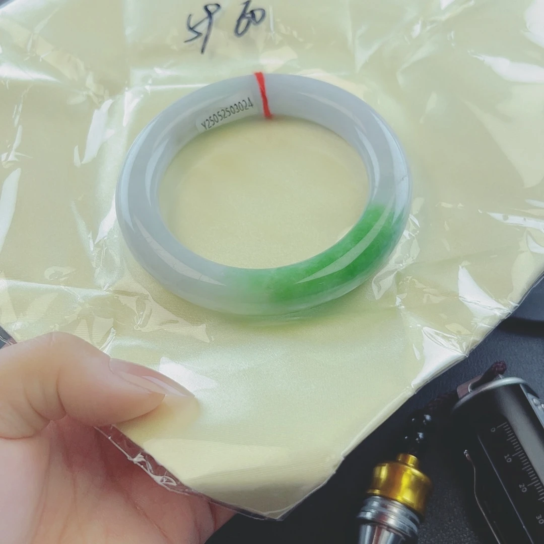 翡翠手镯未镶嵌微包容39