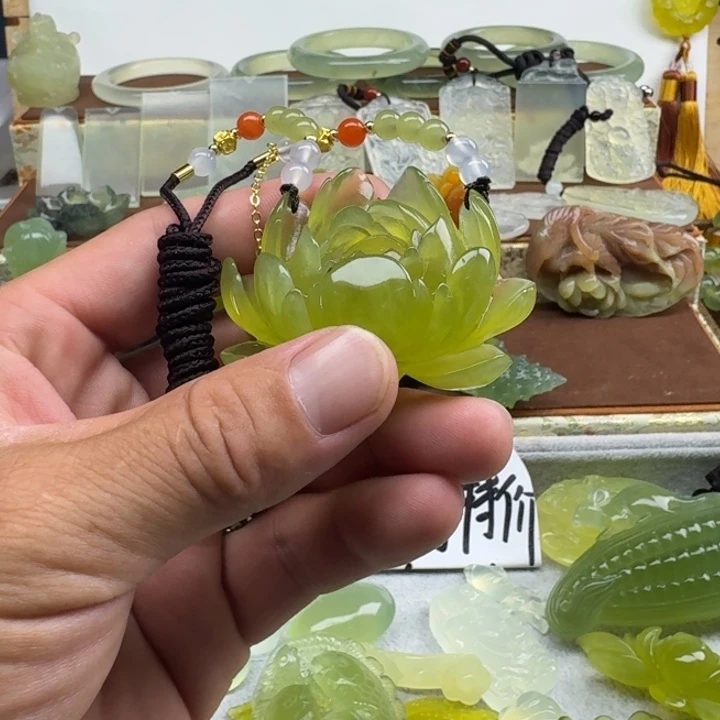 灯***珊未镶嵌蛇纹石玉颈饰
