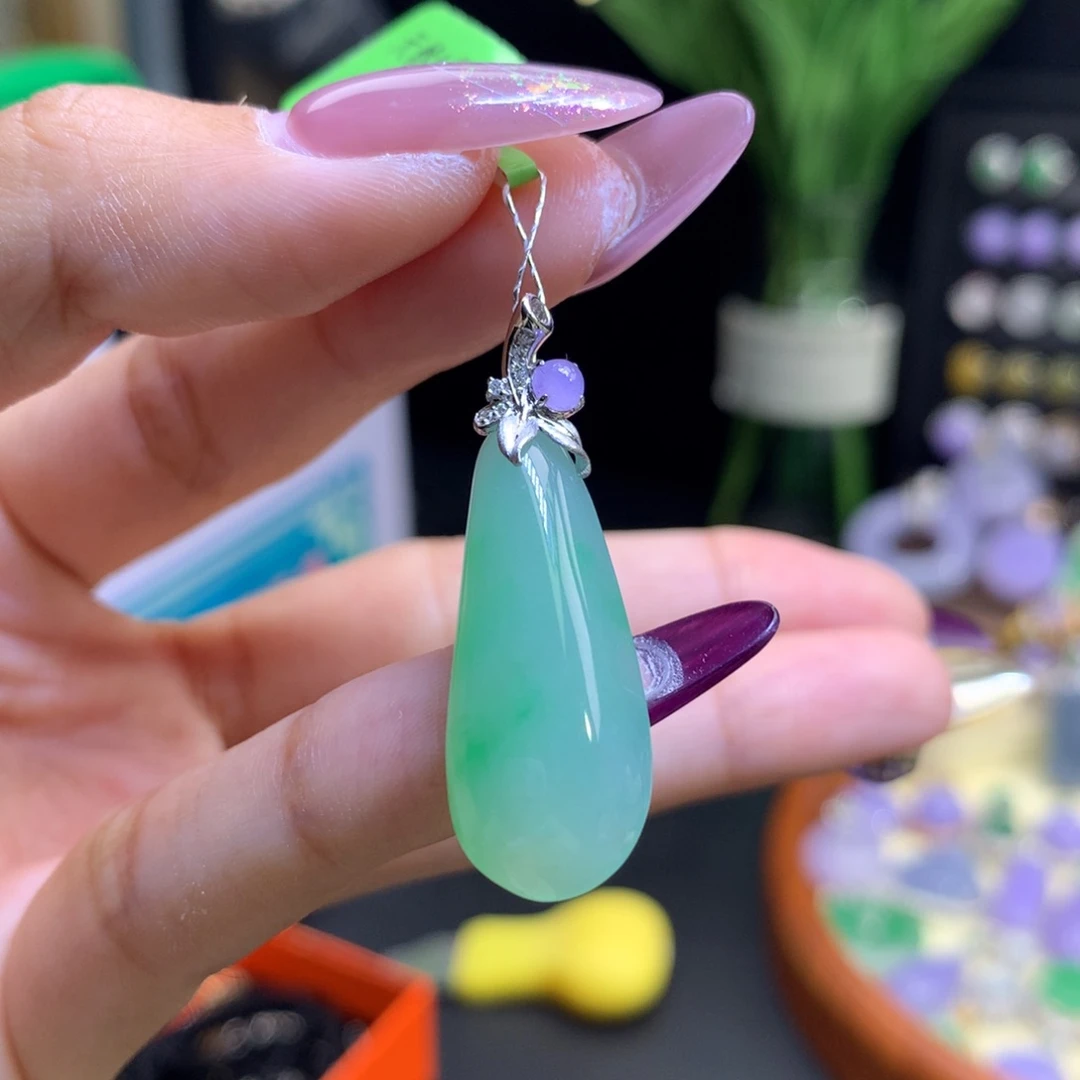 颈饰18K金镶嵌翡翠